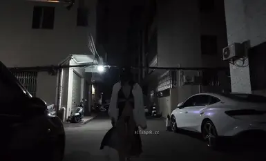 인기 인터넷 유명인 [cikaimoon]이 도시에서 노출된 채로 행인들의 휴대전화로 사진이 찍혔다(4).