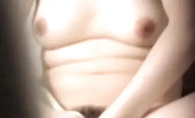 Isang malaking suso na kolehiyala ang umabot sa klimaks habang nagmasturbate sa shower, nanginginig ang kanyang mga suso!