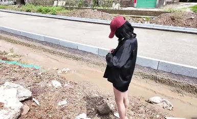 网红人气露出女神【cikaimoon】广西街头，大白天人最多的时候，街边好多小伙看到了红帽连体黑网诱惑路边的老大爷(1)