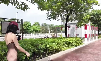 Người nổi tiếng trên mạng đã để lộ nữ thần [cikaimoon] trên đường phố Quảng Tây. Vào ban ngày khi có nhiều người nhất, nhiều thanh niên đã nhìn thấy một người đội mũ đỏ và mặc bộ đồ lưới đen đang quyến rũ một ông lão bên đường (2).