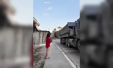 网红人气露出女神【cikaimoon】广西街头，大白天人最多的时候，街边好多小伙看到了红帽连体黑网诱惑路边的老大爷1