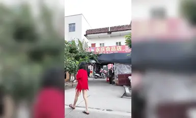 网红人气露出女神【cikaimoon】广西街头，大白天人最多的时候，街边好多小伙看到了红帽连体黑网诱惑路边的老大爷1