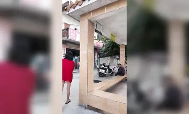 网红人气露出女神【cikaimoon】广西街头，大白天人最多的时候，街边好多小伙看到了红帽连体黑网诱惑路边的老大爷1