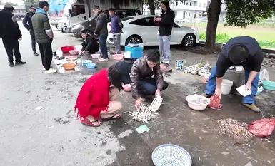 網紅人氣露出女神【cikaimoon】廣西街頭，大白天人最多的時候，街邊好多小伙看到了 紅帽連體黑網誘惑路邊的老大爺2