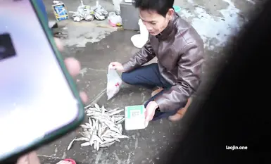网红人气露出女神【cikaimoon】广西街头，大白天人最多的时候，街边好多小伙看到了红帽连体黑网诱惑路边的老大爷2