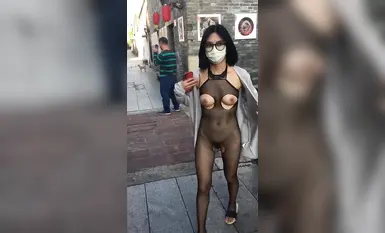 Isang sikat na artista sa internet at diyosa ng pagbubunyag ng mga tao [cikaimoon] ang naglakad-lakad nang hubad sa labas at kumukuha ng mga litrato kasama ang mga dumadaan (1)