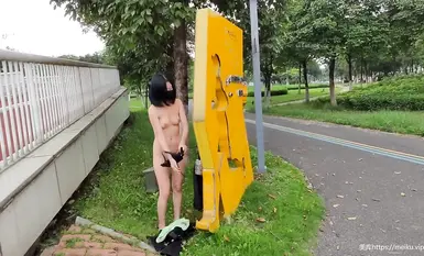 网红人气露出女神【cikaimoon】户外全裸游荡与偶遇路人合影(2)