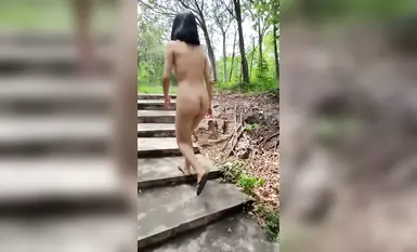 Popular internet celebrity and revealing goddess [cikaimoon] wanders naked outdoors and takes photos with passersby (3)