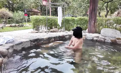 Popular internet celebrity and revealing goddess [cikaimoon] soaks in outdoor hot spring completely naked with other guests (2)