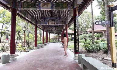 Popular internet celebrity and revealing goddess [cikaimoon] soaks in outdoor hot spring completely naked with other guests (2)