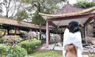 Ang sikat na internet celebrity at revealing goddess na si [cikaimoon] ay nagbababad nang hubad sa outdoor hot spring kasama ang ibang mga bisita (3)