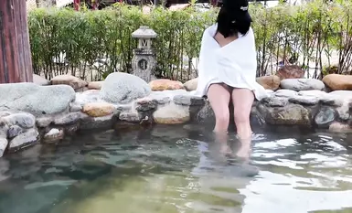 Ang sikat na internet celebrity at revealing goddess na si [cikaimoon] ay nagbababad nang hubad sa outdoor hot spring kasama ang ibang mga bisita (3)