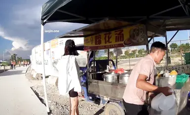 网红人气露出女神【cikaimoon】户外露出散步，大爷强行拍照争抢手机，黑色透明薄纱购物4