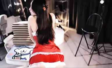 Douyuの高価値女性ストリーマー[Xiaoxiaoyujiang]が、誘惑的なダンス、黒ストッキング、長い脚を特徴とする新年の有料グループ特典を提供（3）。
