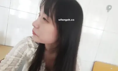 Lumabas ang orihinal na kuha ng amateur: Isang de-kalidad na estudyanteng babae na may napakagandang itsura [Steel Teeth Girl] at ang kanyang kasintahan, isang guro, ay nag-oral sex sa silid-aralan. Napakahaba at payat ng mga binti ng bidang babae (3)