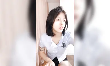 Một cô gái xinh đẹp tuyệt trần trong bộ đồng phục và váy ngắn trình diễn màn múa thoát y quyến rũ, cùng với người bạn thân mặc quần tất trắng. Buổi phát trực tiếp có cảnh cô ấy cho con bú, sử dụng đạo cụ và phát ra những tiếng rên rỉ dâm dục.