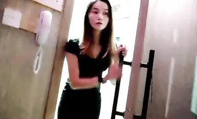 技师来的就是要技高一筹，美女技师包臀裙，精油撸屌打飞机