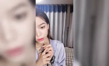 หญิงสาวสวยมีรอยสัก ภาพโคลสอัพแสดงการมีเพศสัมพันธ์ทางปากและการหลั่งน้ำอสุจิภายใน