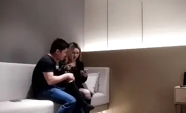 私はスリムで茶髪の、ネットで有名な女の子と会った。情熱的なキスを交わし、彼女はソファで私に跨がり、私も同じようにし、そしてベッドで激しいセックスをした。