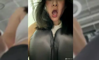 Stripchat [Ayla-Fit] Isang babaeng fitness ang nagmasturbate at nag-squirt habang nakasuot ng open-clit tights at nagpapakita ng pubic hair sa gym 01