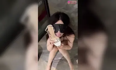 【女神母狗调教】鸡巴上套上女神丝袜操她骚逼丝袜塞逼拳脚隔丝袜操逼别人眼中的女神私下是淫荡的骚母狗