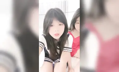 2000年代生まれの愛らしい女の子３人！信じられないほど柔らかいおまんこを披露！白いストッキングを履いた美しい脚、バイブレーターで振動するおまんこのクローズアップ、お互いの胸を順番に舐め合う、誘惑的なシャワーシーン。