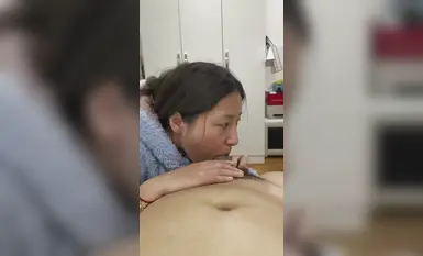云盘高质露脸泄密！日常穿衣是淑女，脱光秒变荡妇，自慰吃鸡圣水调教，还满脸笑容(2)