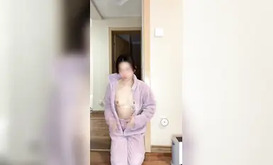 网红巨乳肥臀御姐【默默酱】2月16新作，回馈粉丝礼物，首次露脸自慰，巨乳御姐淫语挑逗，光用筷子插就爽到喷尿(6)