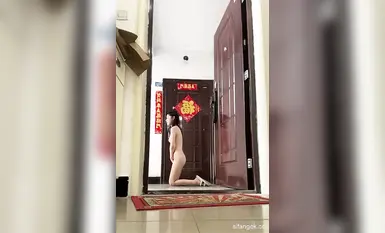 Gawain ng Guro [Maliit na Kapatid na Babae] Hubad na Pagsasalsal sa Pampublikong Palikuran_Hubad na Paggapang na Pagsasalsal sa Pinto ng Kanyang Bahay (2)