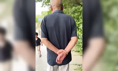 主人任務【小妹】露奶給老大爺看_想給老頭添雞巴