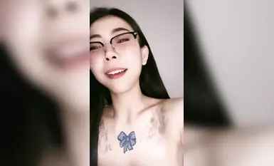 纹身小太妹【妮寇】跟大哥一对一自慰被出卖，裸舞诱惑，精品无毛一线天，听话配合(2)