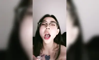 纹身小太妹【妮寇】跟大哥一对一自慰被出卖，裸舞诱惑，精品无毛一线天，听话配合(2)