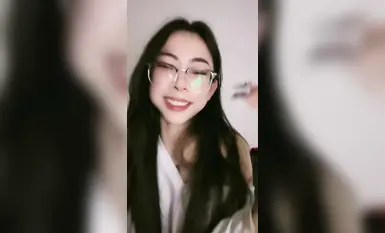 纹身小太妹【妮寇】跟大哥一对一自慰被出卖，裸舞诱惑，精品无毛一线天，听话配合(2)