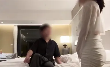 สตรีมเมอร์ "jennie洁妮" ที่มีรูปร่างที่น่าทึ่งและหน้าตาสวยงาม ผิวขาวเนียนและหุ่นเซ็กซี่ ได้พบกับชายหนุ่มบริสุทธิ์ที่ดูน่ารักในวันคริสต์มาส และเป็นฝ่ายริเริ่มจีบเขา ทำให้เขามีเพศสัมพันธ์กับเธอโดยไม่ใช้ถุงยางอนามัย (6)