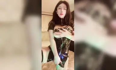 秀人网网红巨乳女神[潘娇娇]核弹巨乳，温婉恋人似都市丛林中的一朵白玫瑰三点全漏私拍古风深红肚兜(1)