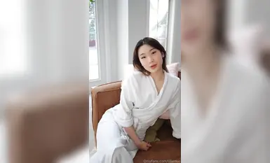 OnlyFans 亚裔媚外博主【LillieNue】无毛白虎逼特写展示很是水嫩嫩诱人，互动撩骚自慰呻吟(2)
