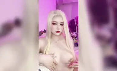 Ang Weibo influencer na si Xiao Jiu Jiu, na kilala sa kanyang medyo mataba ngunit kapansin-pansing pigura, ay nagpapakita ng kanyang mukha sa isang malakihang custom-made na BBW na katawan na may maputlang balat (2).