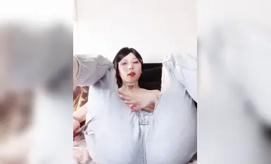 고가치 인터넷 유명 라이브 스트리머 [복숭아소스에 찍어 먹는 사람]은 자위용 성인용품, 일상 나체, 음탕한 속성이 가득한 영상을 제공한다(3).
