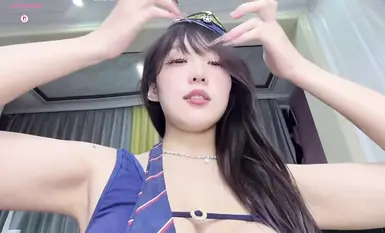 여성 인터넷 유명 스트리머인 아헤이얀[Yaya-728]은 웨딩드레스를 입은 신부입니다. 그녀는 검은 스타킹, 긴 다리, 소품을 사용하여 이중 삽입 항문 성교를 합니다. 이중 삽입 방식은 점점 더 극단적으로 변하고 있습니다(2).