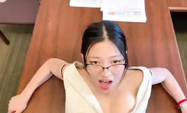 Lumabas ang buong koleksyon ng mga selfie ng Asian-American sex symbol na si [Wu Lina] ng kanyang sekswal na pakikipagtalik na nagpapakita ng kanyang mukha sa kanyang kasintahan na may mahabang ari, na nagpapakita ng kanyang matapang at walang pigil na pa