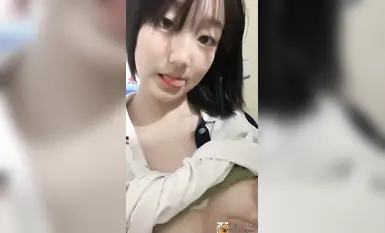 허베이성 장자커우 출신의 여대생 왕뤄웨이는 남자친구의 달콤한 말에 마음을 빼앗겨 사적인 영상이 유출되었다는 소문이 돌았다.