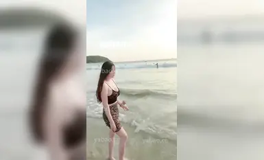 抖音巨乳网红【李雅】傍晚时分行走在海滩揽客的海炮女在海里太刺激了辣眼