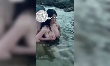 抖音巨乳网红【李雅】傍晚时分行走在海滩揽客的海炮女在海里太刺激了辣眼