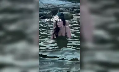 抖音巨乳网红【李雅】傍晚时分行走在海滩揽客的海炮女在海里太刺激了辣眼