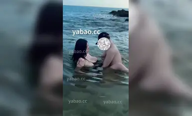 抖音巨乳网红【李雅】傍晚时分行走在海滩揽客的海炮女在海里太刺激了辣眼