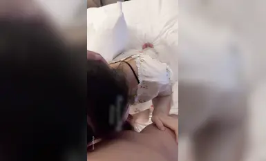 Saya berhubung dengan seorang dewi junior kolej semasa cuti musim panas. Dia menarik perhatian ke mana sahaja dia pergi. Dia memakai cheongsam sutera putih, tetapi di bawahnya dia memakai seluar dalam bercorak harimau bintang. Ia sangat kontras. Saya meni