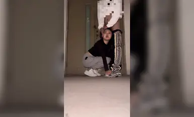 石景山第四位女主，被逼着喝尿女主都哭了，口交达人上线口活已经炉火纯青透着窗景下映射出骚母狗，大肉棒用力插进肥美的大屁股