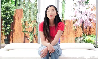 Si cantik Korea berprofil tinggi "Elle_Lee" ialah seorang pelajar antarabangsa seksi yang melakukan hubungan seks yang ghairah dengan teman lelaki asingnya; dia tidak dapat menahan diri daripada membengkokkan kaki kecilnya semasa orgasme.