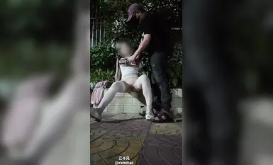 巨乳极品露出御姐【江小凡】户外露出勾引路人,路人太猴急了。扣的小凡差点痉挛,先帮路人大哥口交,最后跟路人大哥互舔咪咪。