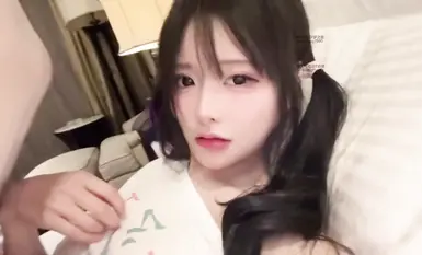 Ang cute na babaeng succubus na may kambal na buntot at may mataas na kwentang personalidad na si [Xiaoyuemiao] ay pumupunta sa industriya ng adult entertainment upang ilantad ang kanyang mukha, magsagawa ng foot fetish sex, at kumuha ng mga selfie kasama